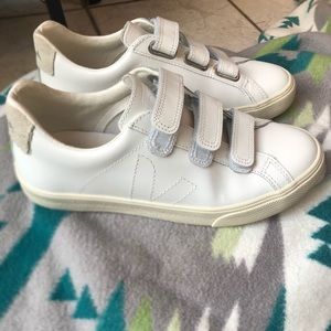 Vejas size 6 white sneakers